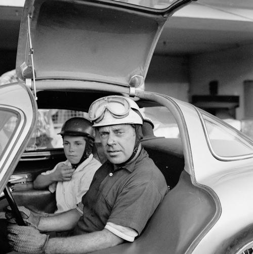Rudolf Uhlenhaut és fia, Roger, a később róla elnevezett 300SLR kupéban. Forrás: Mercedes-Benz