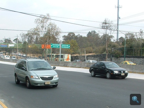 Chrysler Voyager és valami Volkswagen az autópályán Mexikóvárosban