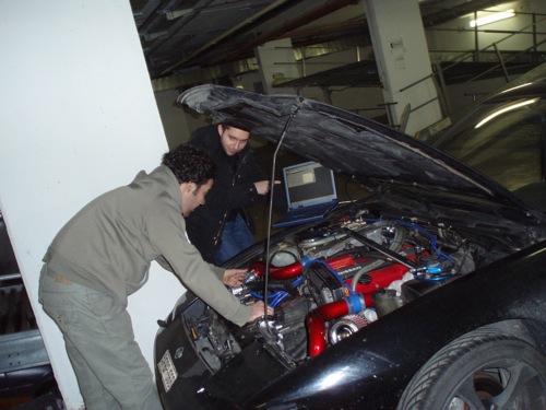 Karotta és Tomitsu a Karotta Nissan 200SX-ét hekkelik