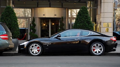 Maserati GranTurismo a Kempinski szálloda előtt