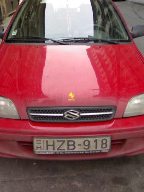 Piros Suzuki Swift, Ferrari-emblémával a Suzuki-jel felett. Fotó: Nati