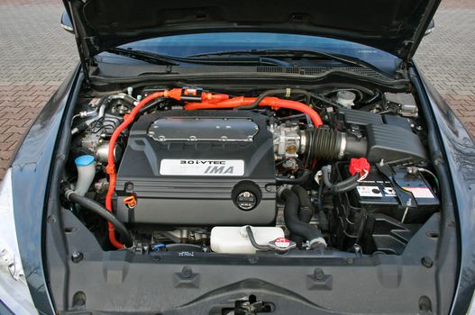Bársonyos V6-os benzinmotor, light hibrid rendszer