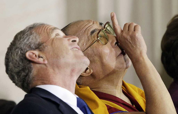 Bush s a dalai lma, a tibeti budhistk legfbb, emigrciban l vallsi vezetje beszlget a trvnyhozs washingtoni plete, a Capitolium rotundjban.
