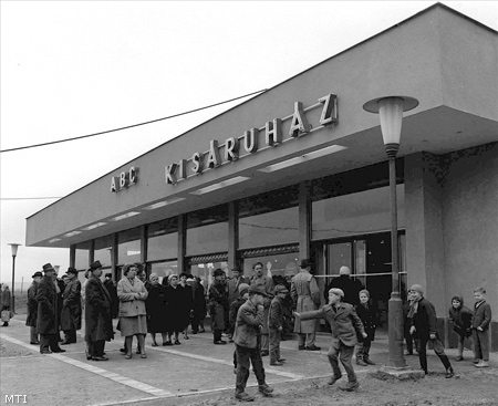 Vác, 1963. április 1. A Dunai Cementmű új lakótelepén április 1-én Tausz János belkereskedelmi miniszter nyitotta meg az ország első ABC áruházát.