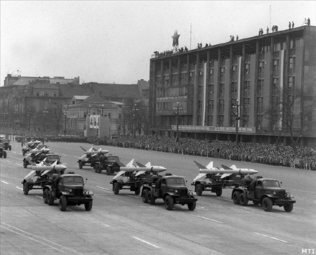 Budapest, 1964. április 4. Katonai díszszemle a Dózsa György úton.