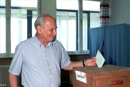 A néhány nappal később elnökké választott Göncz Árpád szavaz