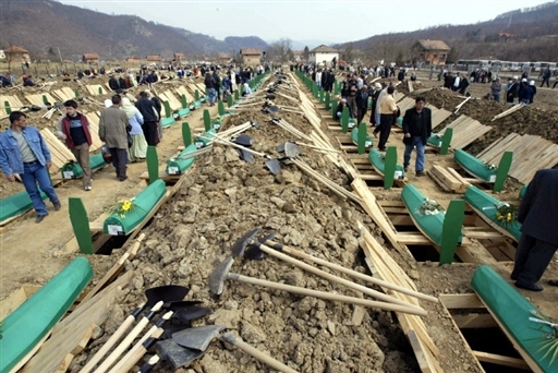 Egy srebrenicai tmegsr felfedezse utn hatszz ldozatot temetnek 2003-ban.
