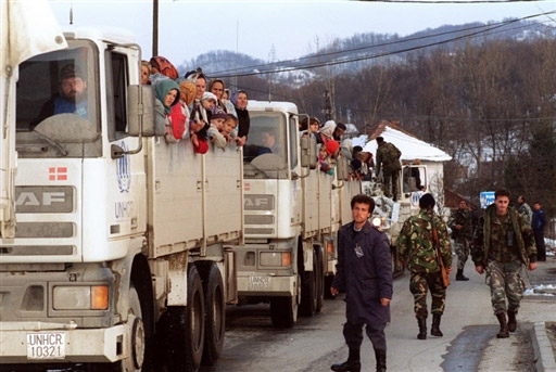 Srebrenicai menekltek 1993-ban az ENSZ jrmvein.
