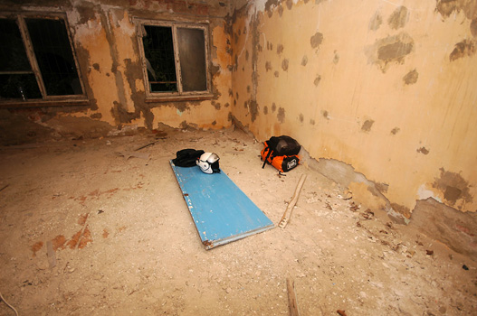 Alvóhelyem: itt felejtett szovjet katonai épületben egy bugyikék ajtószárny