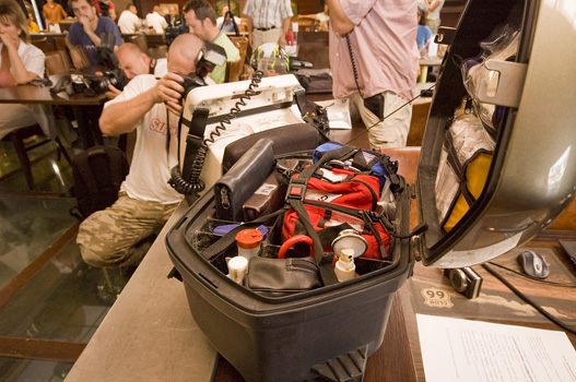 Felszerelésük a hordágy és az oxigénpalack kivételével megegyezik a mentőautóban találhatóval