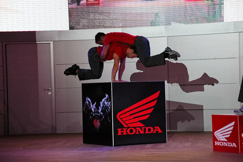 Honda akrobatika volt, de az új V4-es csak két év múlva várható