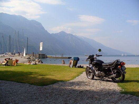 Garda-tó, ez itt Kawasaki Z750. Kawasaki Z750, ez itt a Garda-tó