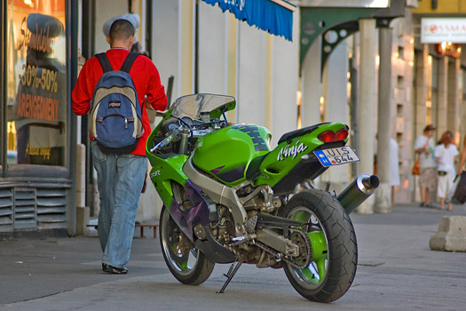 A méregzöld festés kötelező egy sport Kawasakinak