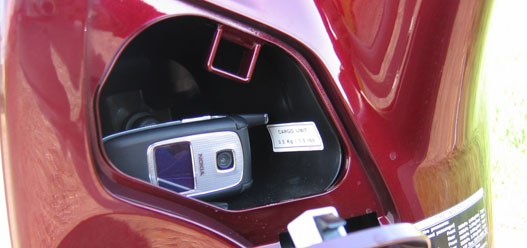 Szivargyújtó-stekker a nem zárható kesztyűtartóban (mobil csak fél kilóig!)