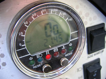 A sebességmérő grafikusan és jelez (a külső sáv nem fordulatszámot mutat)