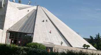 Enver Hodzsa piramisán ma már gyerekek csúszkálnak
