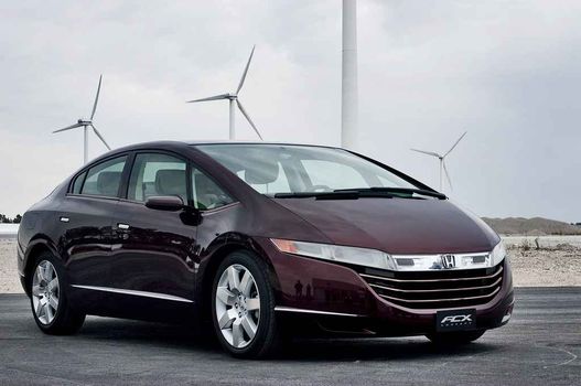 Honda FCX, a hidrogén hajtású üzemanyagcellás autó: víz a károsanyag kibocsátása és nem kőolajszármazék hajtja
