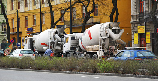 A sors iróniája: műszaki hibás betonkeverők lassítják a forgalmat