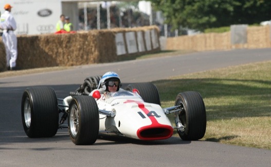 John Surtees a Honda RA300-ban