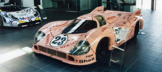 A Rózsaszín Disznó becenévre hallgató Porsche 917 versenyautó, hentesvonalakkal