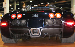 Figyeljük meg a diffúzort és a négy darab kipufogót (Bugatti Veyron 16.4)