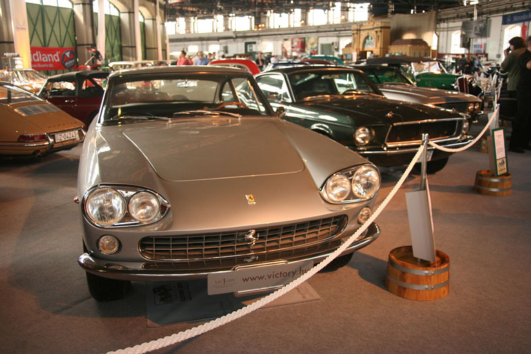 Ez volt a klasszikusabbik Ferrari a kiállításon. 330-as