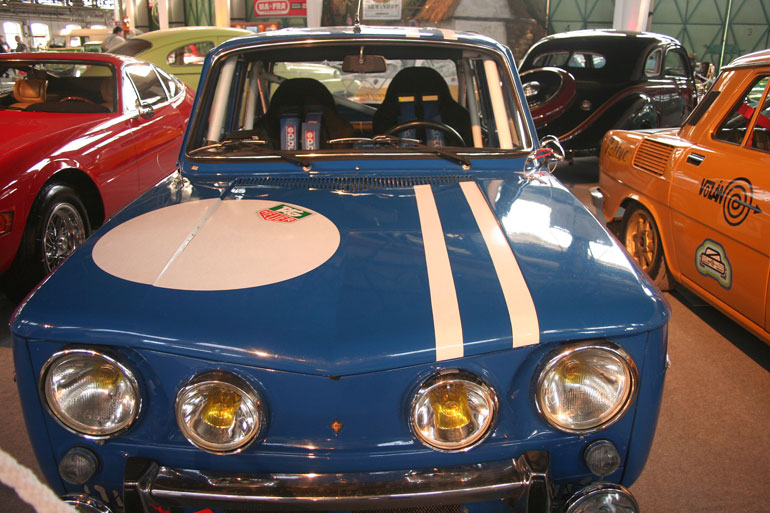 Ilyen Renault R8 Gordinival versenyzett Ferjáncz Attila a hatvanas évek végén, hetvenes évek elején. Aztán az autó (azaz belőle három különböző példány) szerepelt még "Az autó" című, Juhász Jácint főszereplésével készült filmben