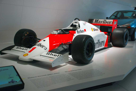Játékok. Ja nem, egy 1986-os, Porsche-motoros McLaren TAG MP 4/2 Formula-1-es versenyautó. Niki Lauda és Alain Prost ment ilyennel 1983 és 1987 között. 25 GP-győzelmet szerzett
