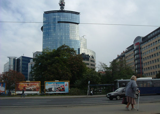 Az ORFK technokrata épülete és mámi