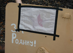 Az útról belátni a Haditechnikai park egyik ágyújára, ezért letakarták a gonosz önkényuralmi jelképet