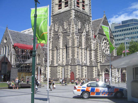Christchurch-i utcakép, tilosban parkoló rendőrautóval