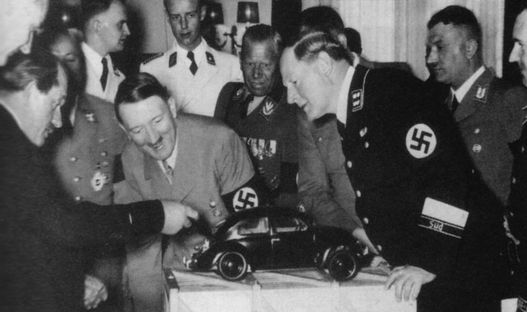 Ferdinand Porsche bemutatja a népautót a Führernek 1938-ban