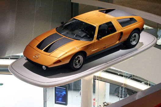 Ez a stuttgarti Mercedes-múzeumban van. Egy C111-II, külön platformon