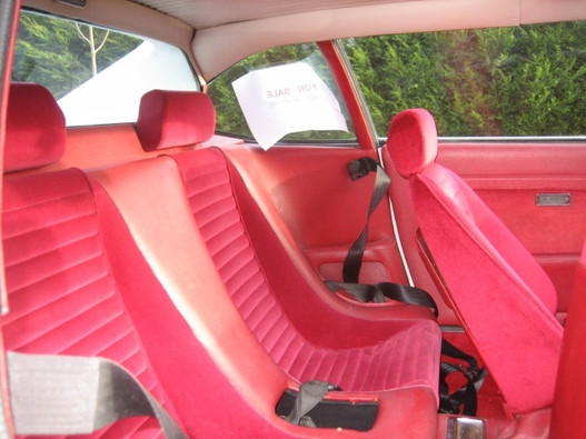 Bár ember be nem fért oda, a 308 GT4 2+2-ben gyönyörűen kialakították a hátsó üléseket