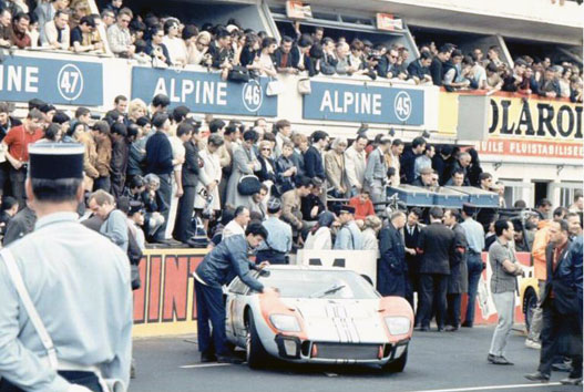 Denny Hulme és Ken Miles autója a '66-os Le Mans-in. Valójában ők nyertek