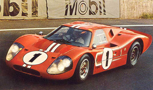 Ez egy 1967-es GT 40-változat. Szépen látszik a Gurney-púp 