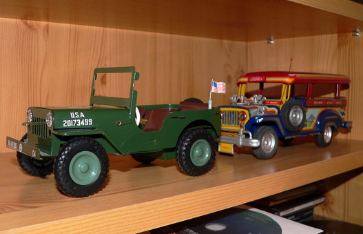 Lemezautók: egy II. világháborús Jeep Amerikából, és egy Jeepney a Fülöp-szigetekről
