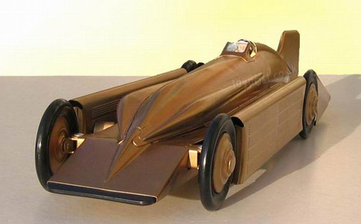 Egy kézi gyártású Golden Arrow versenyautó-modell, 1929-ből