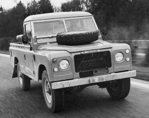 Sima homlokfal, de még nem Defender. Az első V8-as Land Roverek kaptak ilyen orrot. A sárvédőik még perem nélküliek