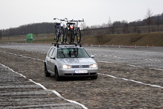 Belga blokkok három kilométer hosszú sora, amire mi az mondanánk: macskakő, Thököly út
