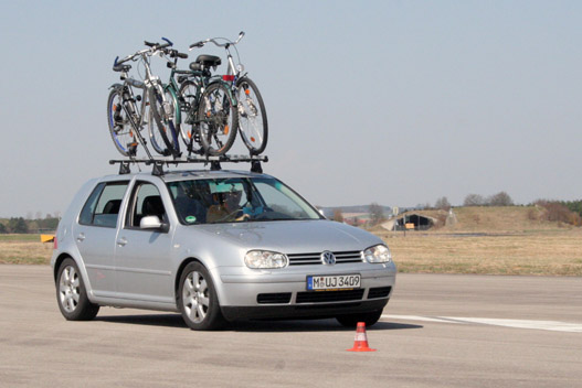 A tetőcsomagtartón lévő bicikli jelentősen növeli az autó oldalszélérzékenységét