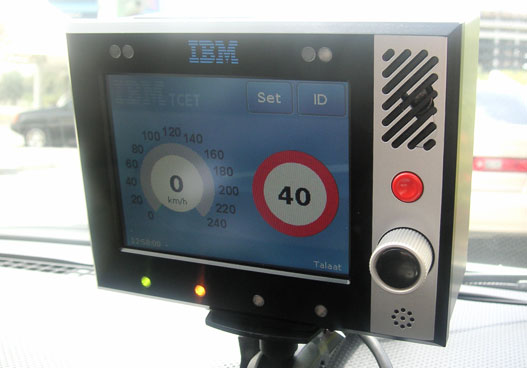 A CBOX képernyőjén az aktuális sebesség és a sebességkorlátozás