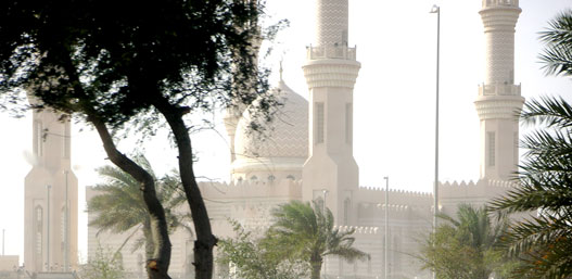 Mecset Dubai és Abu Dabi között a Maktum sejk út mentén