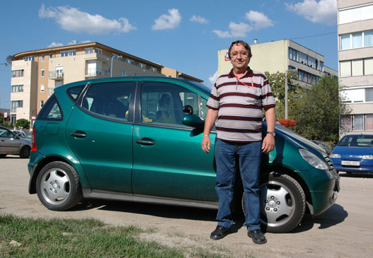 A feltaláló Kiss Sándor 30 éve oktatja a járművezetést