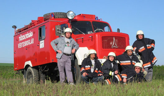 A Vértesboglári Önkéntes Tűzoltóegylet törzsgárdája tűzoltásra készen