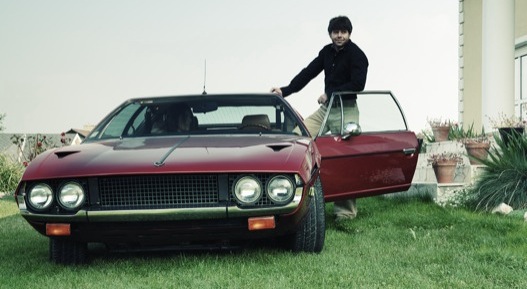 Egy irígylésre méltó fiatalember, rendes autóval (Lamborghini Espada)