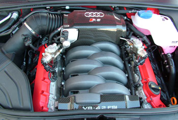 Az RS4 motorjának a látványa is hátborzongató