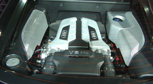 A 420 lóerős V8-as kikukucskál a hátsó szélvédőn