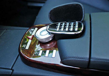 Mercedes COMAND-vezérlő a telefon billentyűzetével