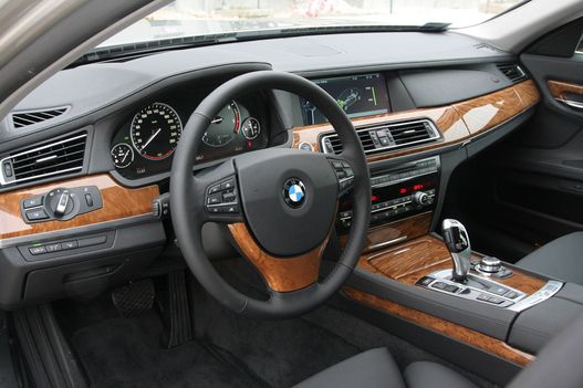 A BMW belátta: nem lehet megszabadulni a gomboktól